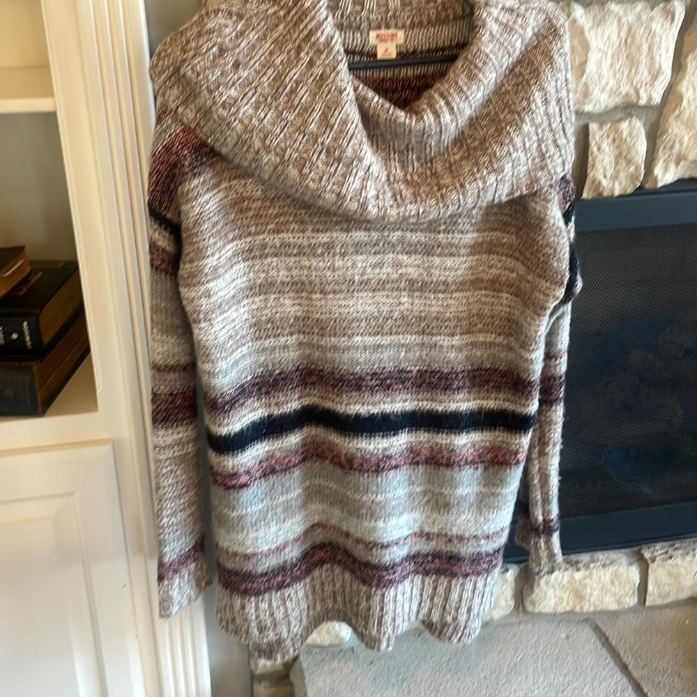 Size medium turtleneck sweater.
